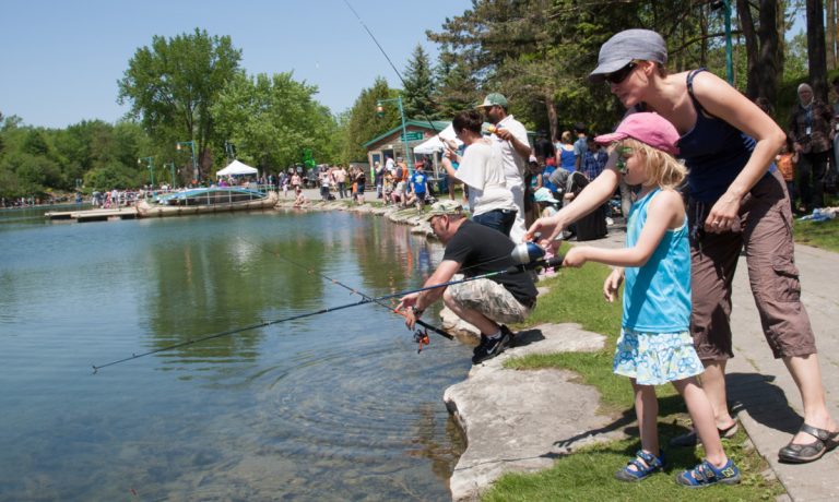 Pour le 17e Festival de la pêche, le bassin du Centre de la nature sera ensemencé de 5000 à 6500 truites. (Photo: Daniel Therrien)