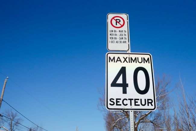 Seul le territoire situé à l'ouest de l'autoroute Chomedey (A-13) affiche la nouvelle limite de vitesse en zone résidentielle.