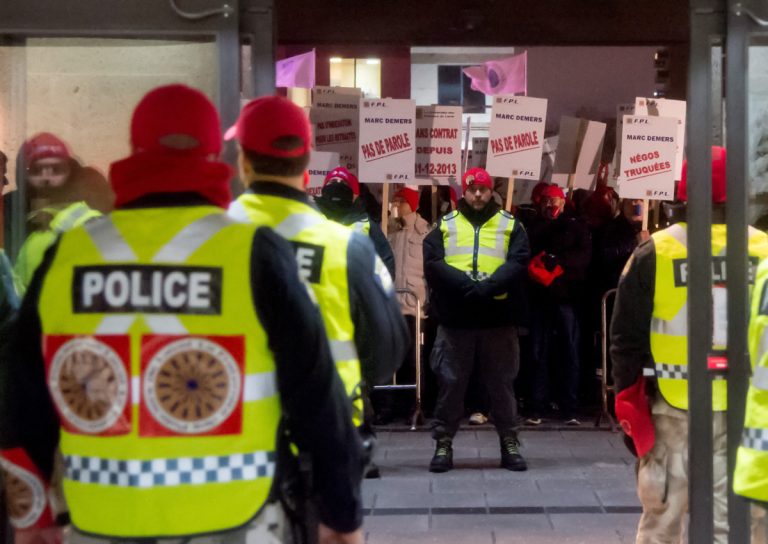 Ils étaient quelque 250 policiers à chahuter à la porte de l'hôtel de ville lors du conseil municipal du 6 décembre.