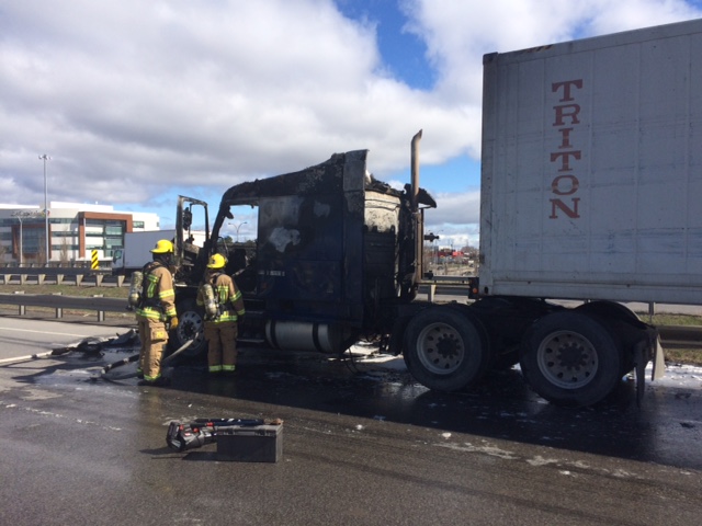 Un camion-remorque chargé de pommes a pris feu lundi matin le 17 avril sur l'autoroute 15.