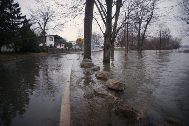 La rue Riviera à Laval-Ouest est au nombre des quelque 30 rues qui ont été partiellement inondées sur l'île Jésus depuis le 17 avril