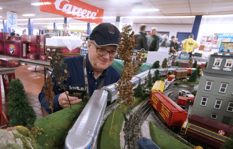 Léo Reeves, retraité et membre fondateur du club de trains JacHOBBY implanté à Laval depuis 11 ans.