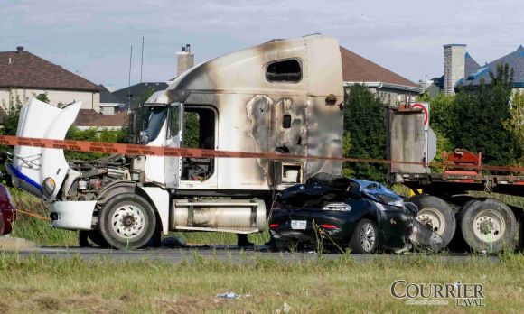La luxueuse voiture a pris feu lorsqu'elle a percuté le camion-remorque. Le conducteur d'une quarantaine d'années n'a eu aucune chance. (Photo: Martin Alarie)