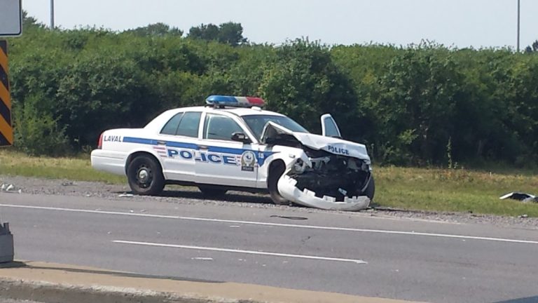 Une autopatrouille a été impliquée dans un accident de la circulation à l'angle du boulevard Sainte-Rose et de l'autoroute des Laurentides, lundi en fin de matinée.