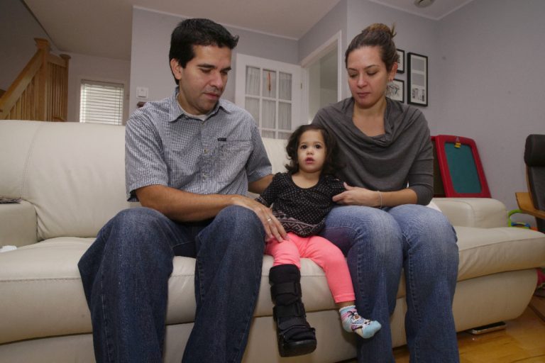 Arianna Farinola et Leonardo Gomez posent en compagnie de leur fille Sofia.