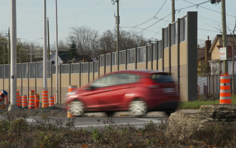 Le mur donnant dans la portion de la bretelle d'accès à l'autoroute 440, à l'ouest du boulevard des Laurentides, ne produit pas les effets escomptés, selon un citoyen de la rue Potier.