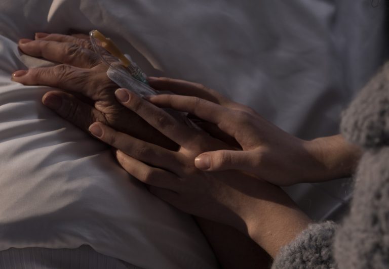 Le plan d'action ministériel 2015-2020 vise, entre autres, à augmenter l'accessibilité aux soins palliatifs à domicile et permettre aux gens en fin de vie d'y mourir entourés des leurs.