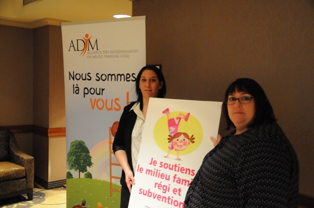 Marie-Ève Demers et Lyne Robichaud, respectivement vice-présidente et présidente de l'Alliance des intervenantes en milieu familial (ADIM) de Laval-Lanaudière.