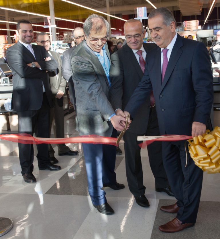 Président des marchés Adonis, Jamil Cheaib (à droite sur la photo) a procédé, le 24 octobre, à la traditionnelle coupe de ruban, marquant l'ouverture officielle du nouvel emplacement              de son marché d'alimentation, à Laval.               