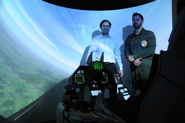 Pierre-Lou Costerg et Jonathan Hilaire, respectivement président-directeur général d'Aérosim Expérience et instructeur de vol affecté aux simulateurs des avions de combat F-16 Fighting Falcon.