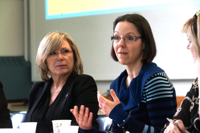 La ministre responsable des Aînés, Francine Charbonneau, aux côtés de Josée Laperle, directrice générale du Centre d'assistance et d'accompagnement aux plaintes (CAAP) de Laval.