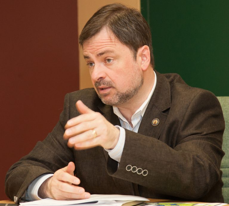 L’ex-député libéral de Laval-des-Rapides, Alain Paquet, retourne à l’enseignement.     