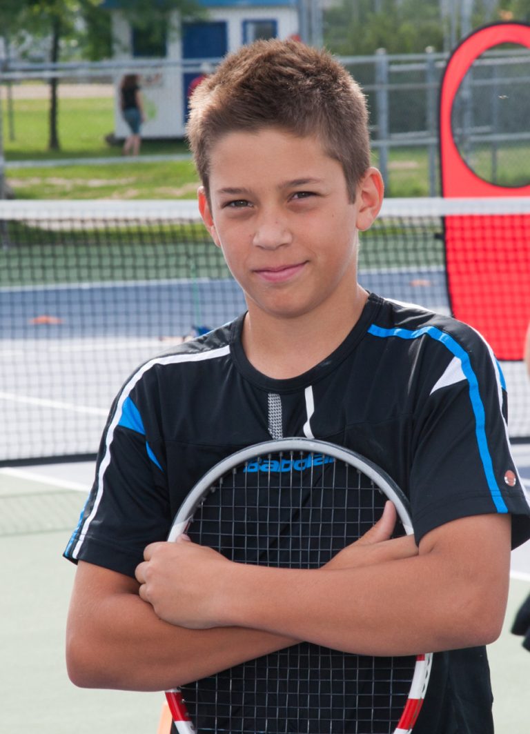 Alexis Galarneau, un jeune joueur de tennis de Sainte-Rose, sera présent à la Fête familiale de l’ARC. Des activités seront organisées afin de l’aider financièrement.