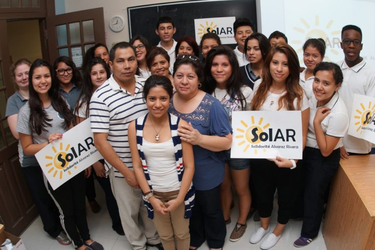 La famille Alvarez Rivera entourée de quelques membres du comité Solidarité Alvarez Rivera (SolAR), mis sur pied par le Parlement étudiant de l’école Mont-de-La Salle, où étudient deux des trois filles du couple.