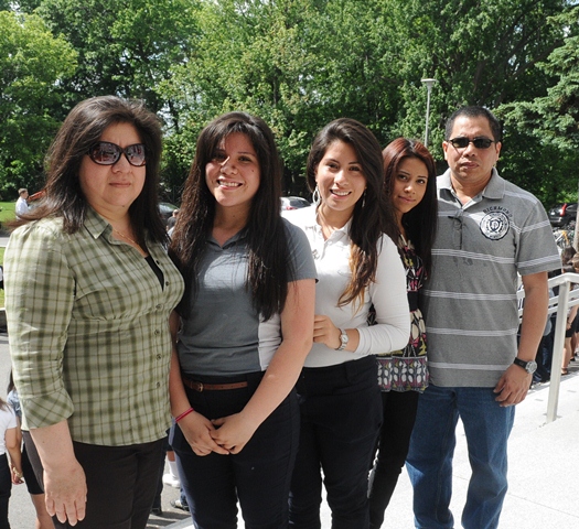 À l'été 2013, le couple Alvarez Rivera entourant ses filles Veronica, Rebeca et Alejandra, alors âgées respectivement de 14, 17 et 21 ans.