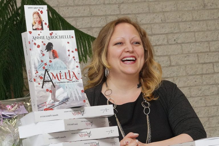 Ses deux enfants maintenant à l'école, Annie Larochelle a enfin trouvé le temps de terminer un premier roman, elle qui écrit depuis son jeune âge. (Photo TC Media - Mario Beauregard)