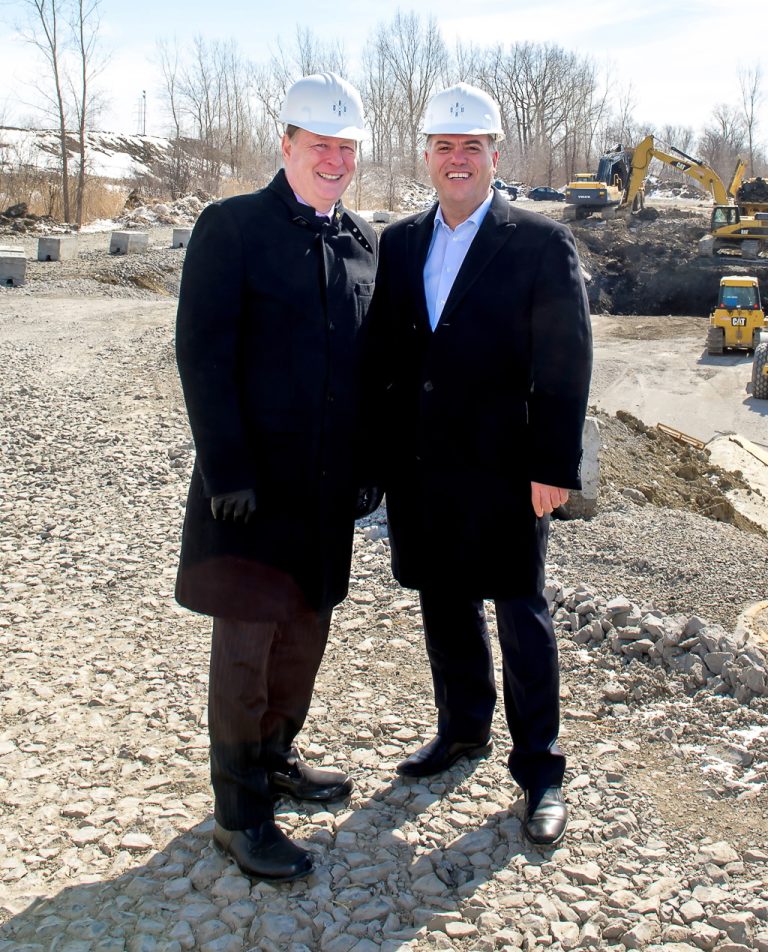 Le maire Marc Demers pose en présence du président du Groupe Garabedian Lifestyle et promoteur d'un projet résidentiel de 250 M$ aux abords de la rivière des Prairies, à Sainte-Dorothée, John Garabedian.
