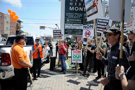 Une manifestation contre le registre a eu lieu le 14 mai, devant le bureau du député Jean Rousselle.