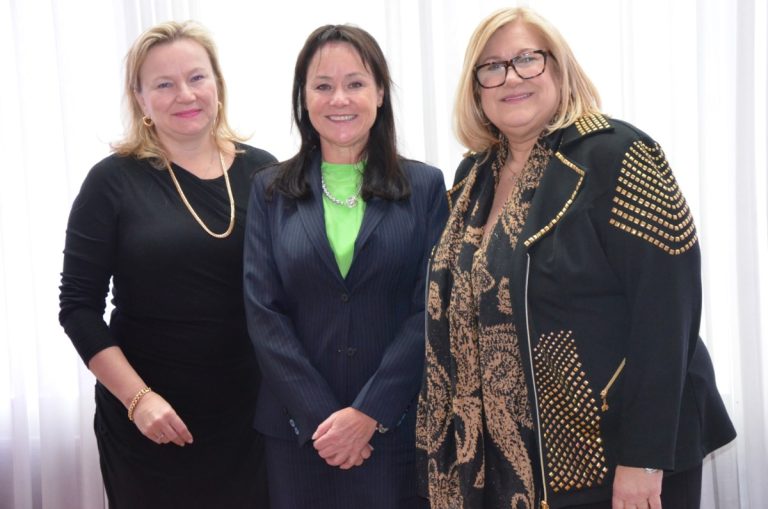 Annie Fortin, bâtonnière de Laval, et Brigitte Gauthier, présidente du comité des femmes du Barreau de Laval, entourent Suzanne Côté, juge de la Cour suprême du Canada.