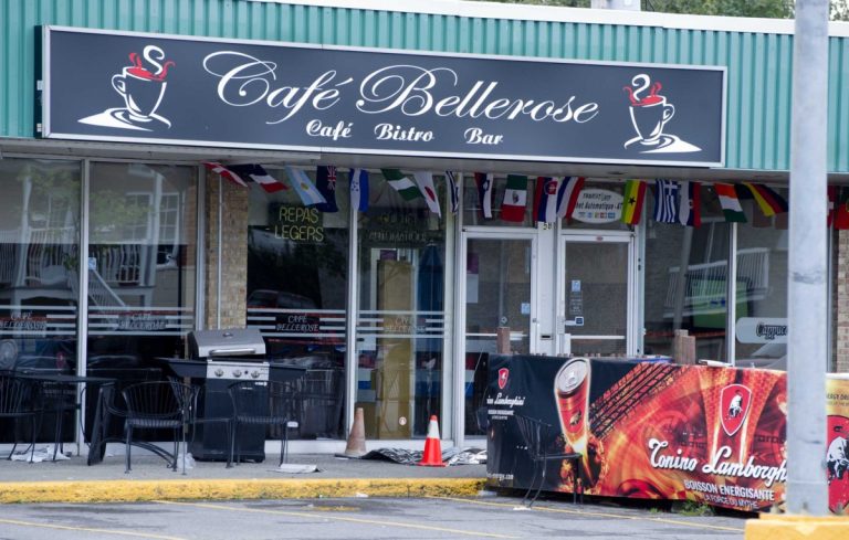 Des cônes marquent l’endroit où l’homme a été abattu, devant la porte d’entrée du café. (Photo: Alarie Photo)