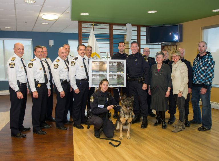 De nombreuses personnes ont assisté au lancement du calendrier 2014 de l'équipe des maîtres-chiens de la police de Laval, mercredi, au Quartier général.