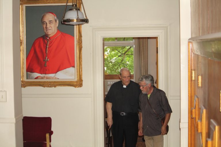 C'est à l'archevêché de Montréal que le trio a rencontré le cardinal Jean-Claude Turcotte à l'été 2014. On le voit ici en compagnie de l'auteur Réal-Gabriel Bujold.