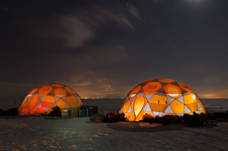 Les gens dorment dans des tentes sur la glace du lac Saint-Jean.