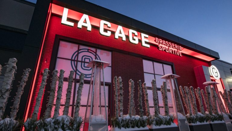 La Cage du Carrefour Laval est située côté nord du centre commercial donnant face à l'autoroute 440.