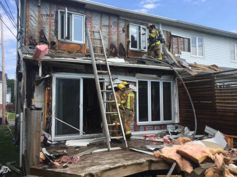Une résidence de Fabreville a subi des dommages alors qu'un mégot de cigarette jeté dans un bac à fleurs s'est enflammé.