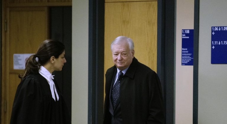 Gilles Vaillancourt en présence de sa procureure Me Nadine Touma lors d'une audience au palais de justice de Laval en 2015.