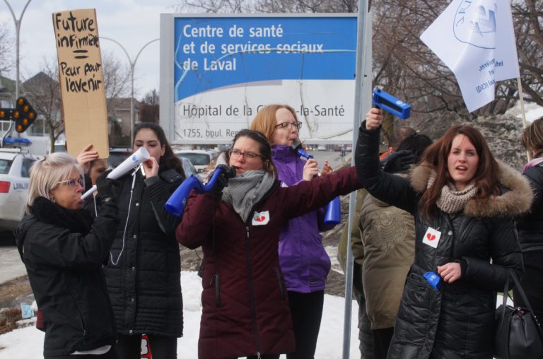Des membres du personnel en santé du CISSS de Laval a profité du passage du ministre Gaétan Barrette à la Cité-de-la-Santé, le 1er mars, pour se faire voir et entendre.