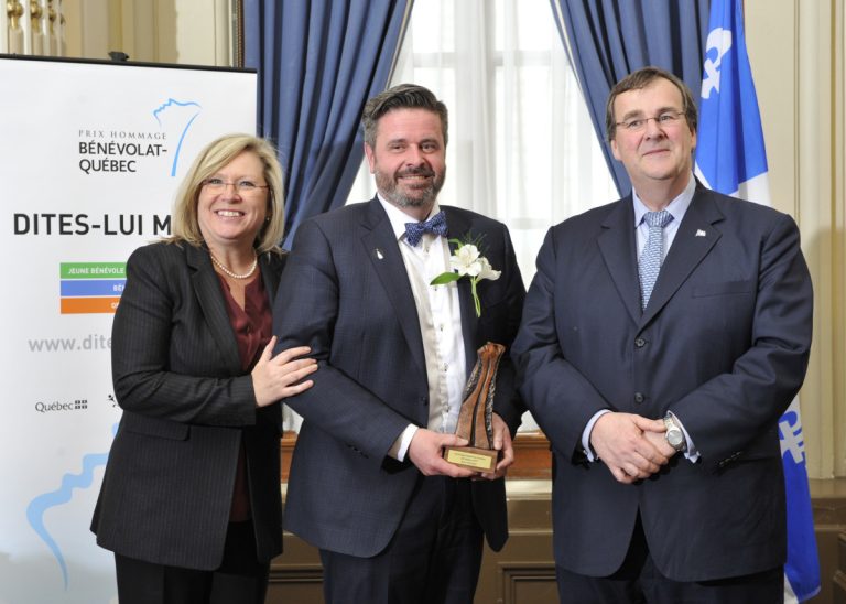 Éric Fréchette a reçu son prix des mains des ministres Francine Charbonneau et François Blais.