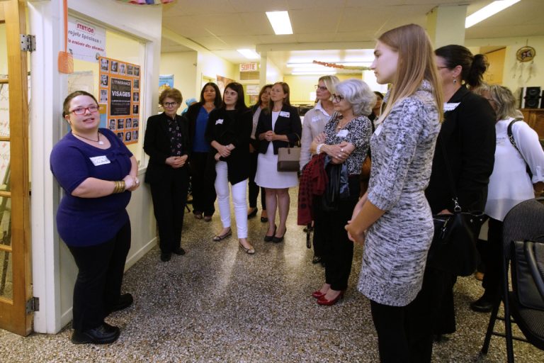 Après une visite des lieux, les candidates étaient invitées à répondre aux questions des citoyennes fréquentant le Centre des femmes de Laval.