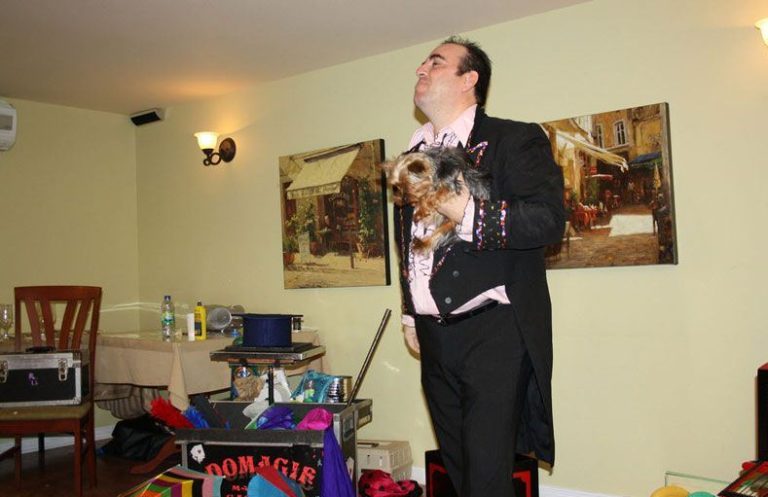 Six mois après la mort de son chien et compagnon de travail, le magicien Domenico Gatto est encore sous le choc.