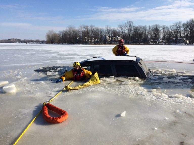 Le Service de sécurité incendie de Laval dispose d’équipes spécialisées pour le sauvetage sur glace et en eau froide.