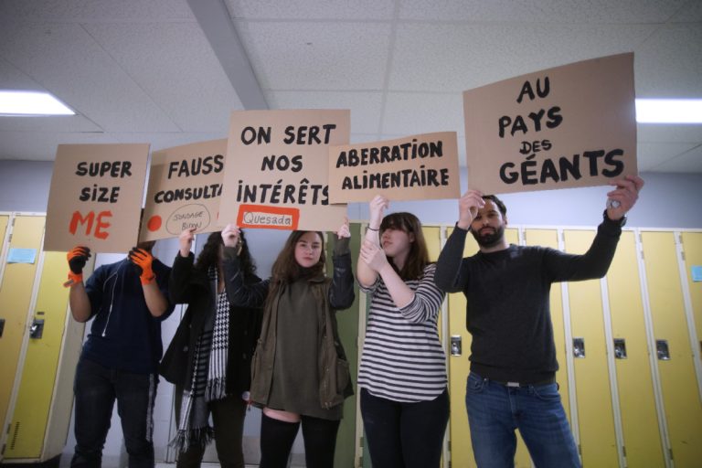 Des étudiants dénoncent l'arrivée d'une nouvelle franchise de malbouffe à Montmorency.