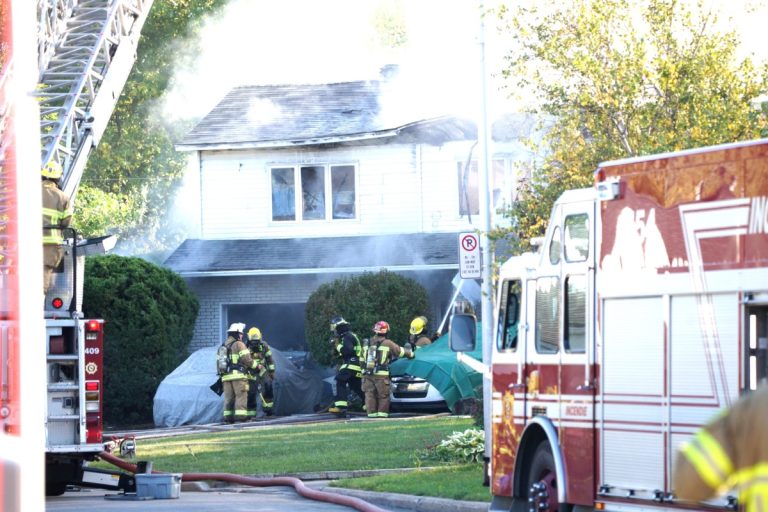 La Police de Laval enquête dans des conditions difficiles sur cet incendie qui a peut-être fait une victime.