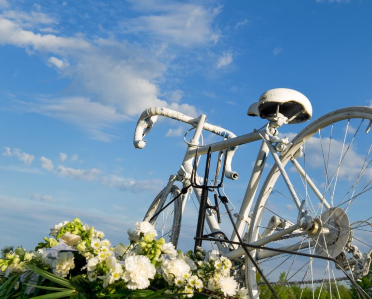 Le 8e Tour du Silence souligne la mémoire des cyclistes tués ou blessés et à rappelle l'importance du partage de la route et du respect mutuel entre les automobilistes et les cyclistes.