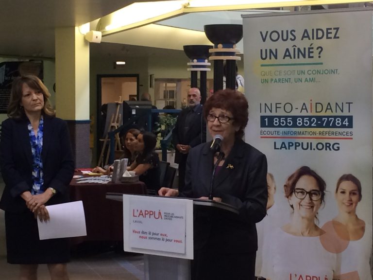 La présidente de l'Appui Laval, Mariette Chalifoux, au micro, sous le regard attentif de la directrice générale de l'organisme, Diane Lavergne.