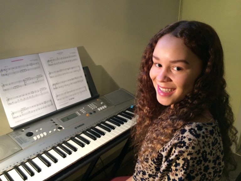 Ayant sa mère pour mentor et des professeurs pour parfaire sa technique, Anne-Sophie Gagnon-Métellus espère un jour vivre du chant professionnel.