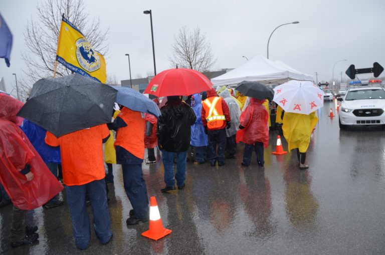 Quelques travailleurs ont bravé la pluie pour dénoncer Postes Canada.
