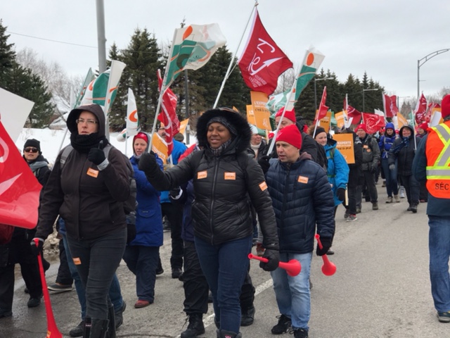 Quelques membres du SERL ont marché dans les rues de Québec pour livrer un message au ministre Proulx.