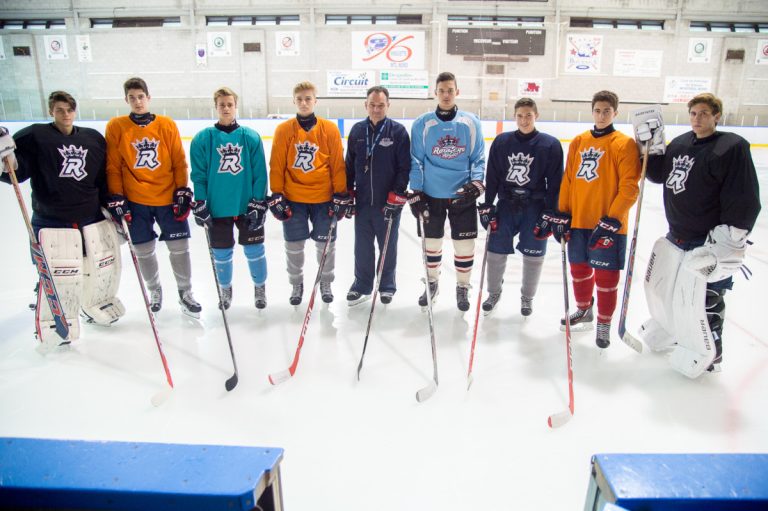 André Wilsey est entouré des huit hockeyeurs lavallois pour compléter sa formation.