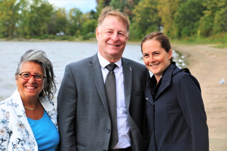 Lors de cette annonce, le maire Demers était accompagné de Virginie Dufour, conseillère du district de Sainte-Rose, et Christiane Yoakim, conseillère dans Val-des-Arbres.