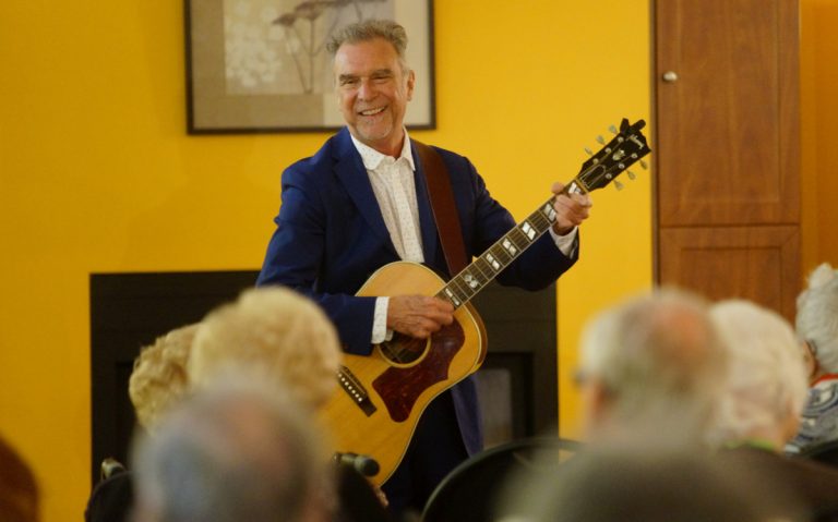 Avec sa guitare et sa générosité, Zachary Richard a touché le cœur des gens de la résidence Villagia.