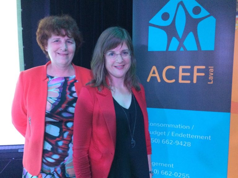 Cathy Simard, conseillère depuis 19 ans, devant Micheline Côté, fondatrice et directrice générale de l'ACEF de Laval.