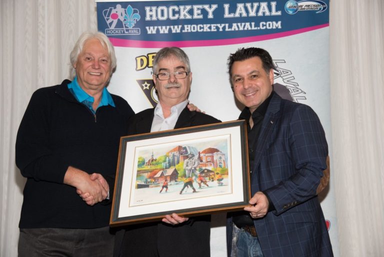 Michel Demers, président de Hockey Laval et David De Cotis, le bras droit du maire Demers, félicitent Arsène Moreau.