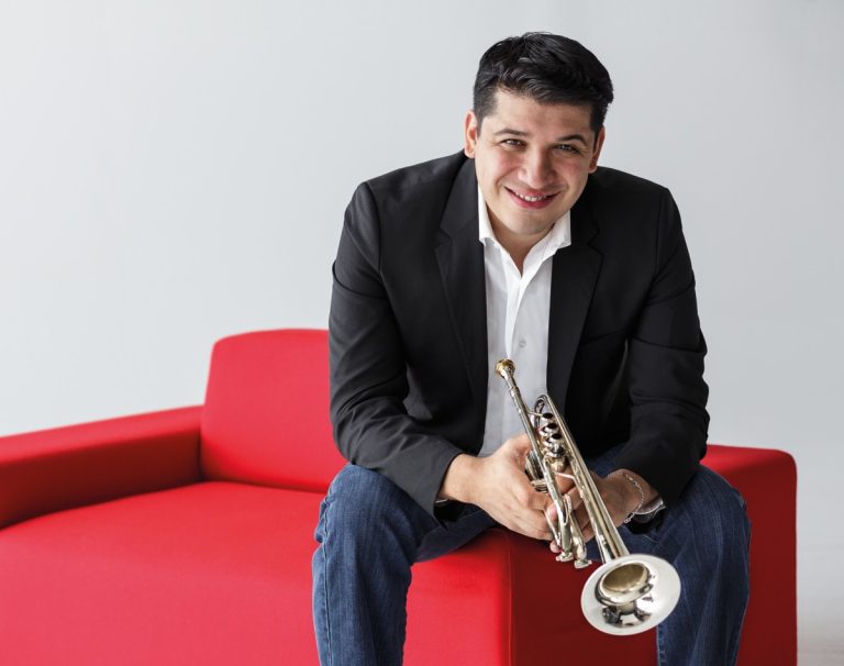 Résidant maintenant en Espagne, le trompettiste vénézuélien Pacho Flores fera ses débuts canadiens comme soliste invité avec l'Orchestre symphonique de Laval.
