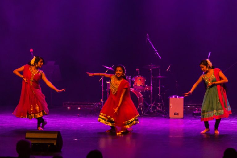 Iatusha Gualapalasingam, Priyanka Rajeswaran et Tharmiha Subdemaniar ont épaté les juges avec leur danse Sri Lankaise.
