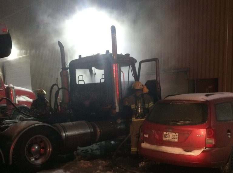 On a incendié un camion lourd stationné très près d'un bâtiment commercial, montée Masson.